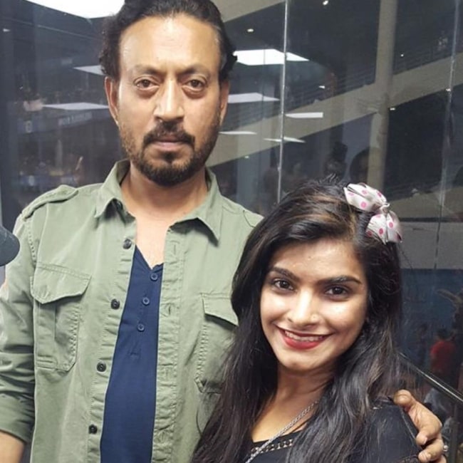 Tanya Wadhwa posing for a picture alongside late actor Irrfan Khan