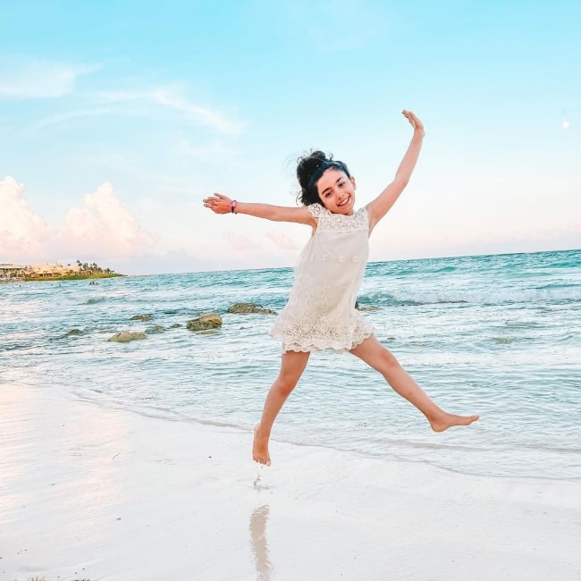 Tara Moayedi as seen is in a picture that was taken at the beach in September 2021 in Cancún, México