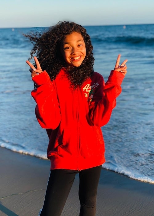 Amara Rose smiling for a picture at Butterfly Beach in July 2019