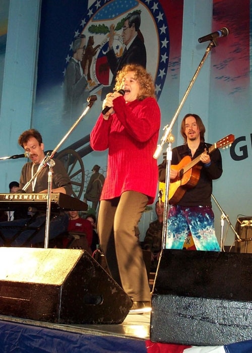 Carole King accompanied by Jon Carroll on the keyboard, and Arlen Schierbaum on the guitar, sings for about 1,500 sailors and Marines aboard the USS Harry S. Truman in the Mediterranean in December 2000