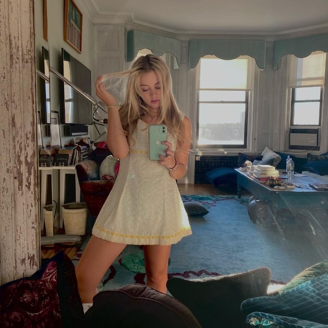 Emma Meisel taking a mirror selfie in Upper West Side, New York City in June 2021