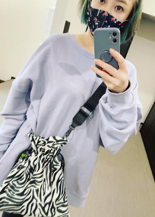 Hitomi Satō as seen in a mirror selfie