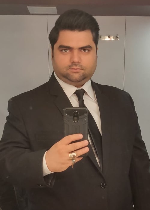 Kavin Dave as seen while taking a mirror selfie