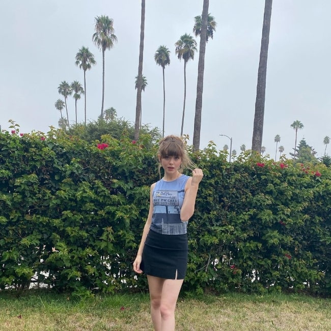 Maisie Peters posing for a picture in Los Angeles, California in September 2021