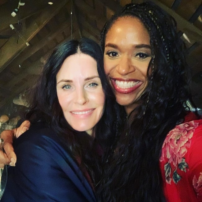 Merrin Dungey (Right) and Courteney Cox smiling for a picture