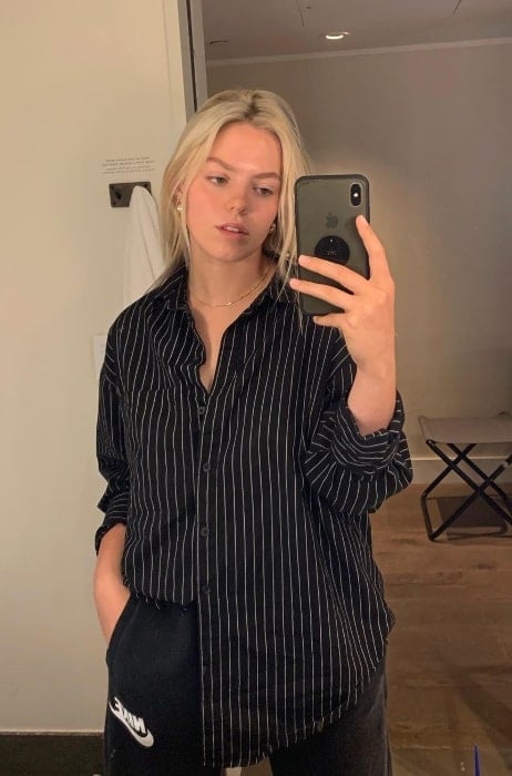 Reneé Rapp clicking a mirror selfie in New York in August 2021