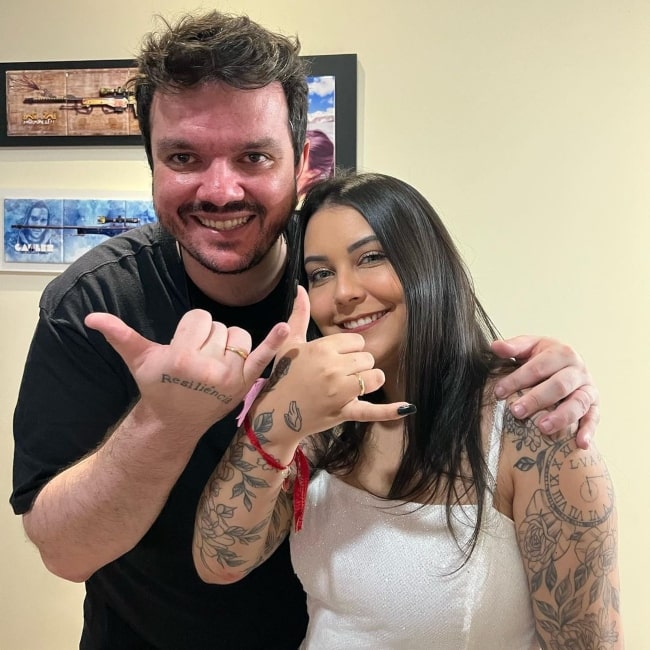 Gaules as seen in a picture that was taken with his beau Twitch streamer Letícia Pereira in December 2021