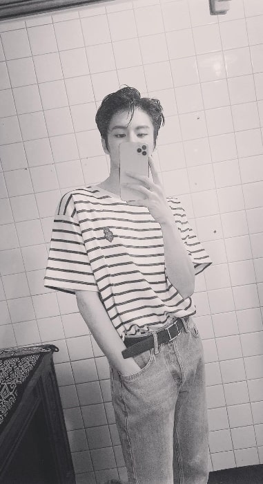 Kim Woo-seok as seen in a mirror selfie in June 2020