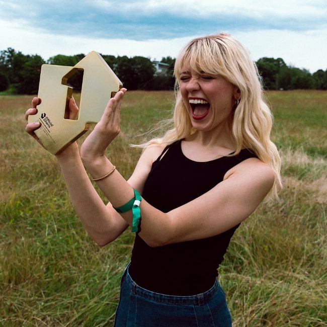 Maisie Peters in blonde looking beautiful in June 2023