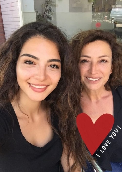 Melisa Aslı Pamuk as seen in a selfie with her mother in the past on mother's day
