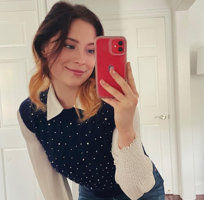 Mina Sundwall sharing her selfie in November 2021