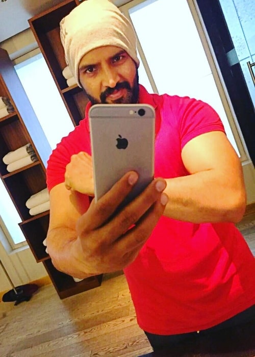 Santhanam as seen while taking a mirror selfie in November 2017