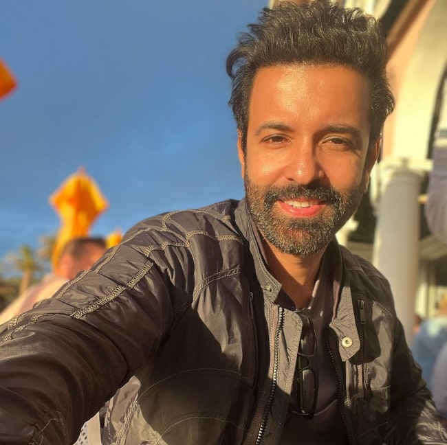 Aamir Ali in December 2021 urging everyone to turn the face towards the sun so that all the shadows fall behind
