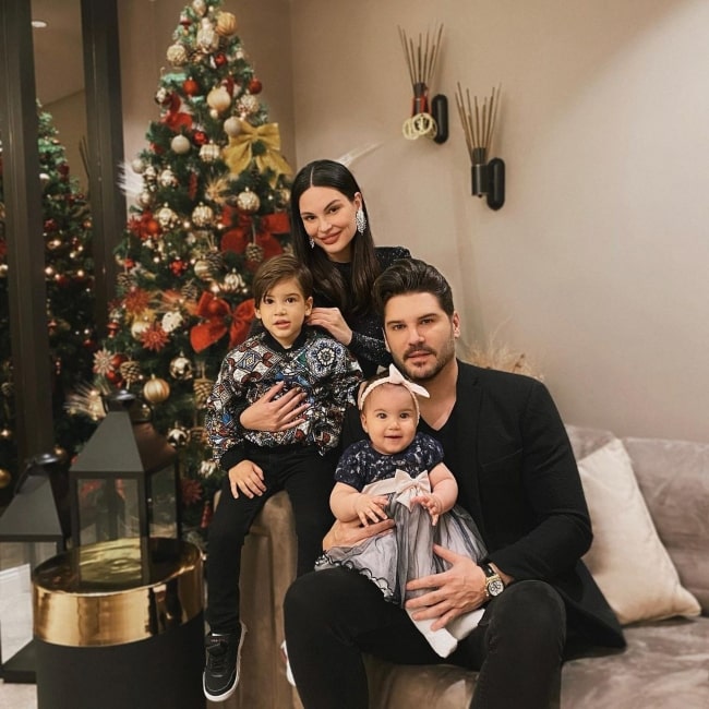 Almeda Abazi as seen in a picture with her husband Tolgahan Sayışman and their son Efehan Sayışman and daughter Alina Sayışman in January 2021