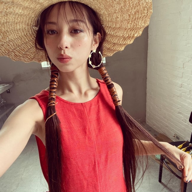 Ayami Nakajo clicking a selfie in May 2020