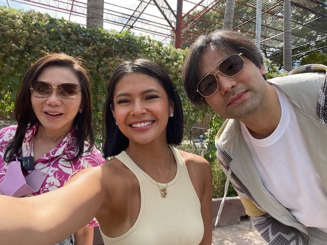 Bianca Umali smiling while taking a selfie with Vicki Belo (Left) and Hayden Kho in December 2021