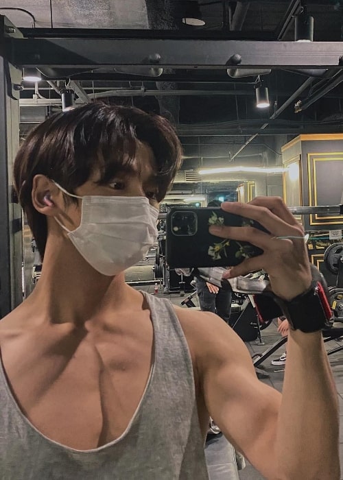 Hongseok as seen in a gym mirror selfie in December 2021
