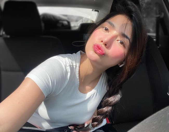 Jane De Leon as seen while patting in a sun-kissed selfie in October 2021