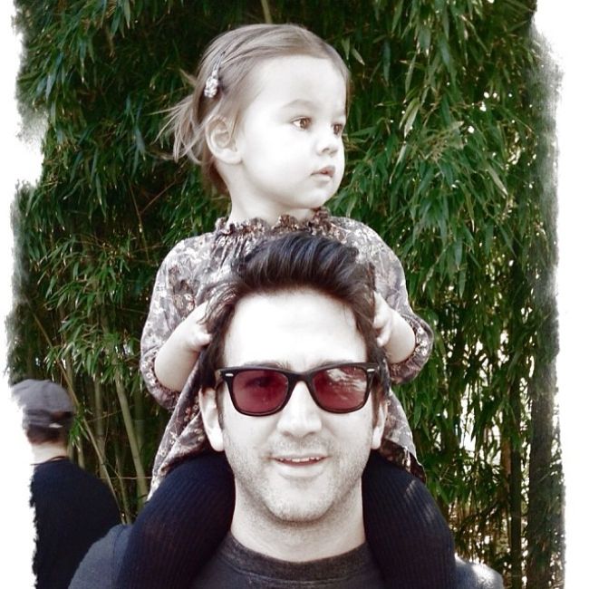 Josh Schwartz seen carrying his daughter on his shoulders