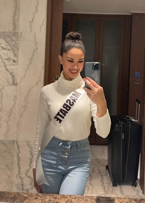 Kisses Delavin as seen while taking a mirror selfie in September 2021