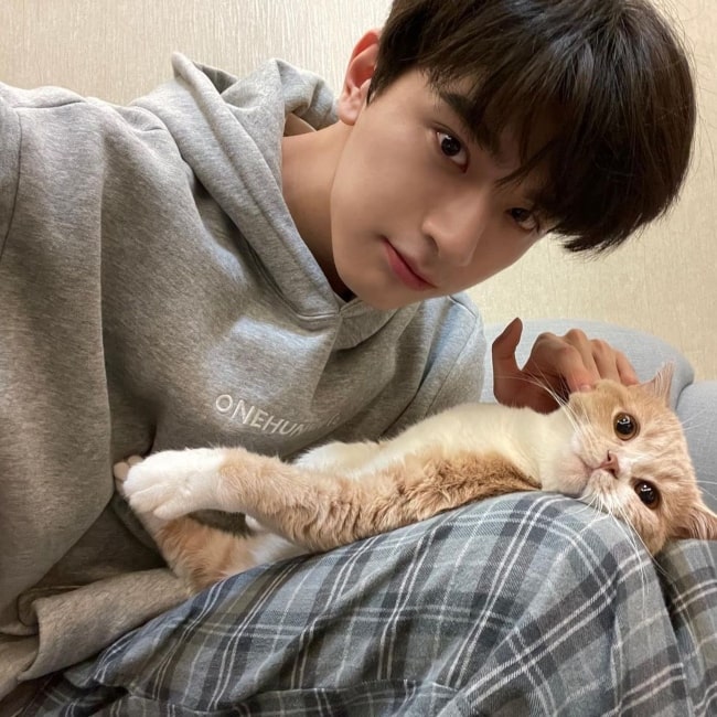 Lin Yi as seen in a selfie that was taken with his pet cat in January 2021