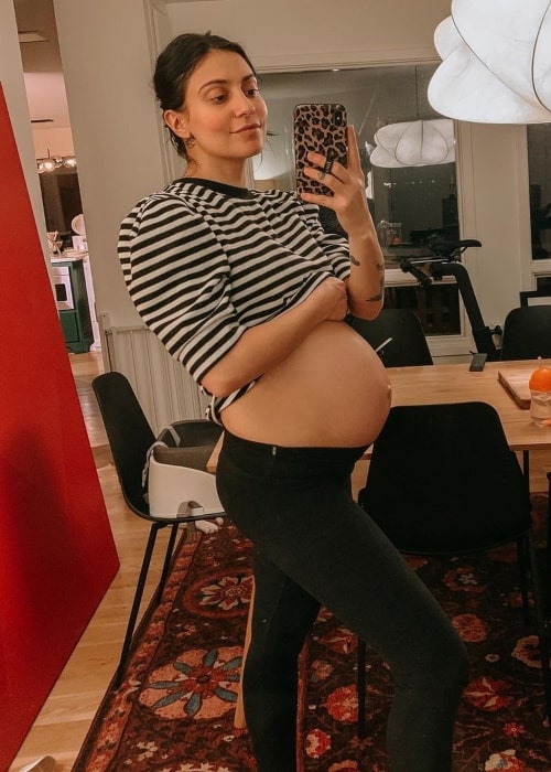 Matthew Davis as seen in a selfie that was taken while she was pregnant with her daughter Dorothy Lavender Davis in Arendelle in January 2022
