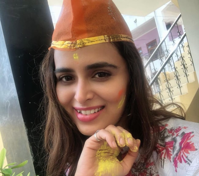 Meenakshi Dixit wishes everyone a Happy Holi in March 2021