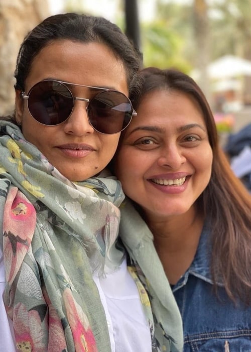Shilpa Shirodkar (Right) smiling in a picture alongside Namrata Shirodkar