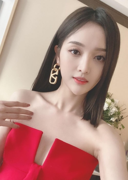 Wu Xuanyi as seen while taking a selfie