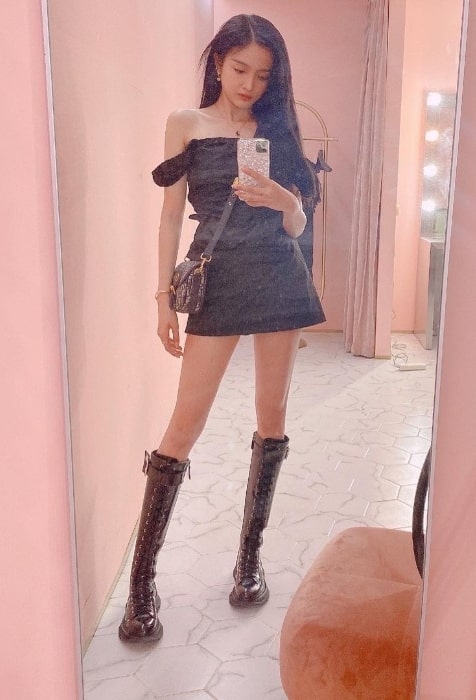 Wu Xuanyi clicking a mirror selfie