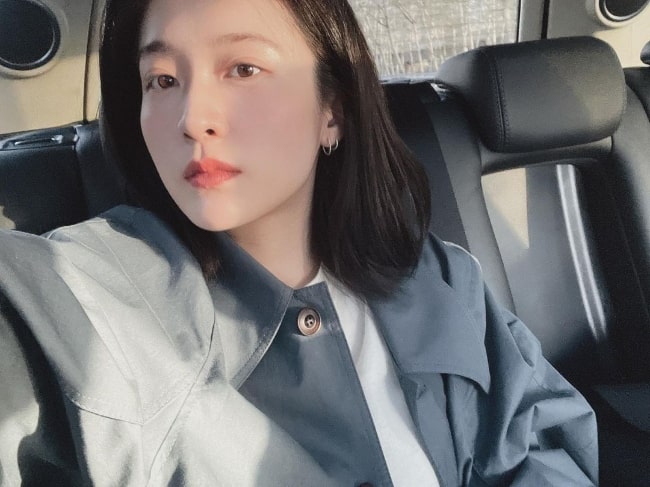 Zhang Xueying taking a car selfie in 2021