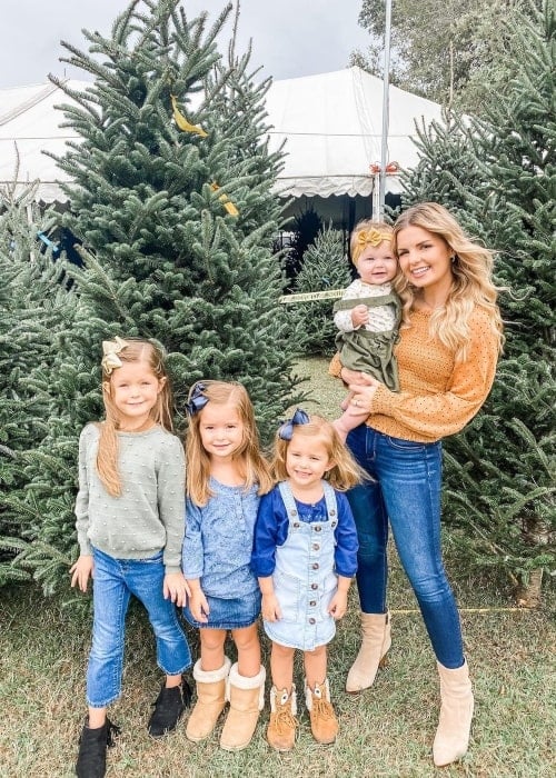 Zoey Joy Webster as seen in a picture with her mother Alyssa and siblings Allie, Maci, and Lexi