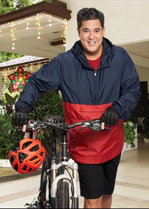 Aga Muhlach smiling for the camera in December 2020