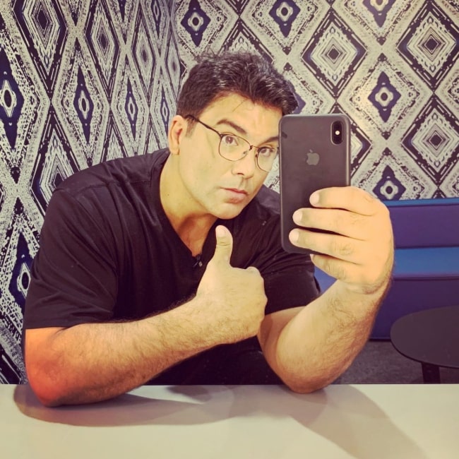 Jorge Luis Pila clicking a mirror selfie in December 2019