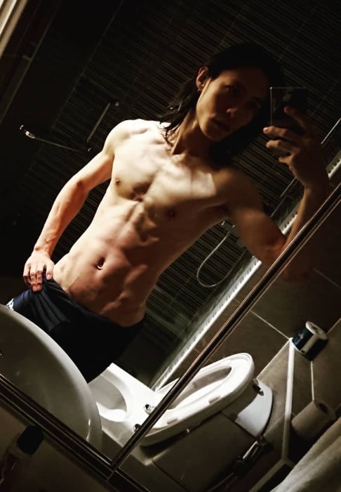 Kuang Tian showing his toned body in a mirror selfie in March 2019