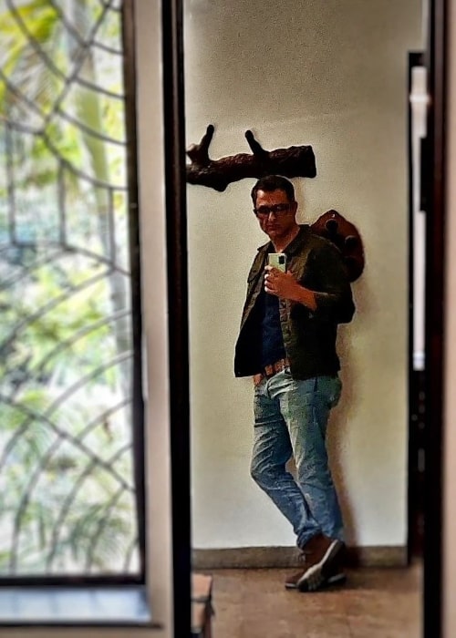 Sanjay Suri taking a mirror selfie in January 2022