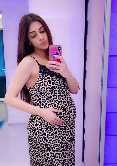 Smriti Khanna in May 2020 happy with her baby bump