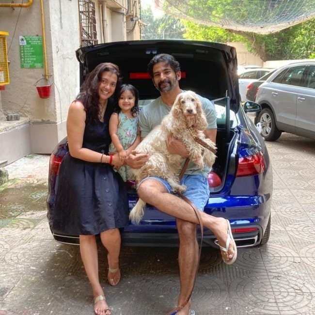Vivan Bhatena as seen in a picture with his wife Nikhila Bhathena, daughter Nivaya, and pet dog Muffin in Mumbai, Maharashtra in January 2022
