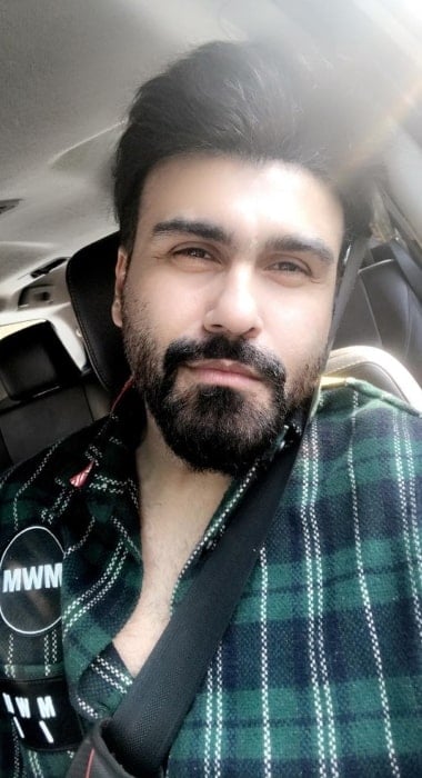 Aarya Babbar sharing his selfie in November 2021