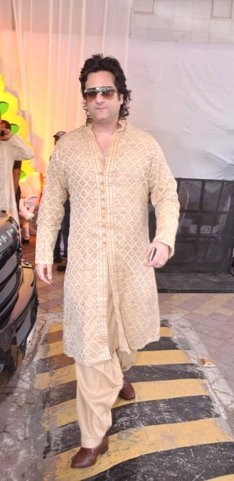 Fardeen Khan at Esha Deol's wedding at ISCKON temple