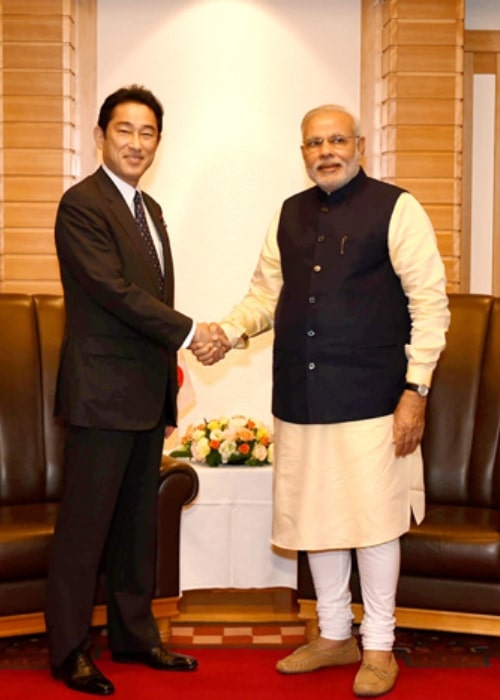 Fumio Kishida (Left) and Indian Prime Minister Narendra Modi in September 2014
