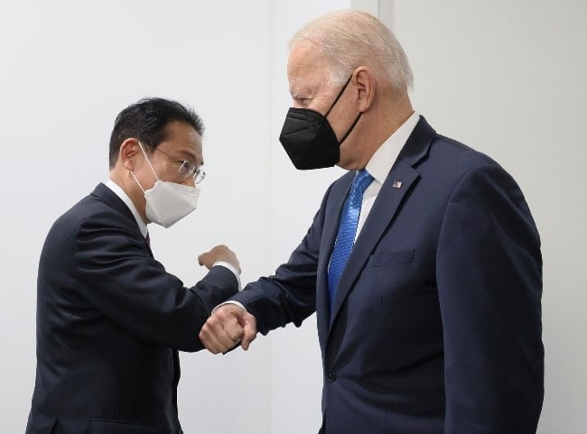 Fumio Kishida (Left) and President of the United States Joe Biden in November 2021