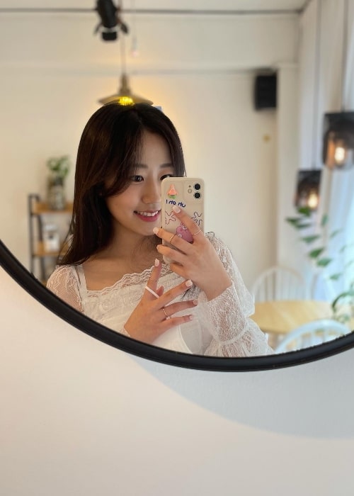 Kim Hwan-hee as seen while taking a mirror selfie in August 2021