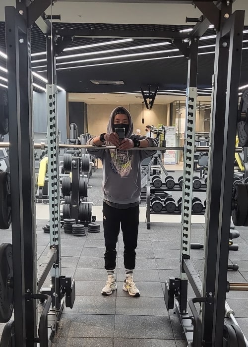 Kwak Si-yang taking a gym mirror selfie in December 2021