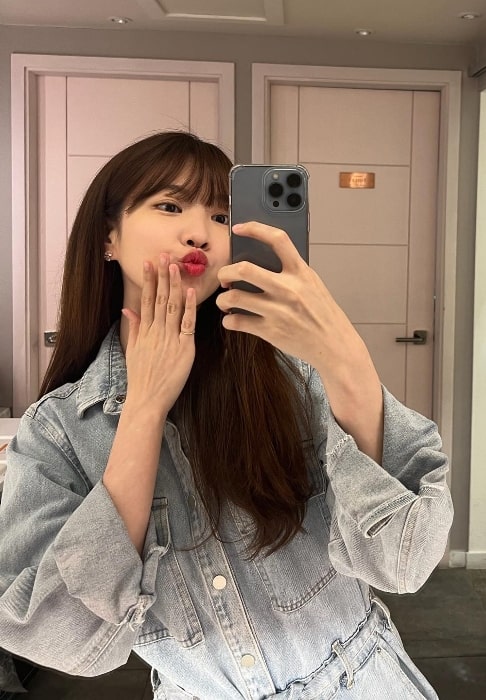 Lee Hae-in as seen while taking a mirror selfie in January 2022
