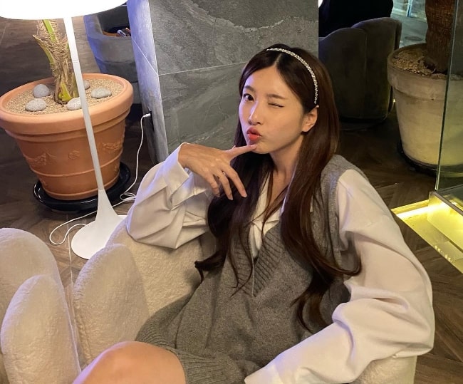 Lee Hae-in pouting for a picture in September 2020