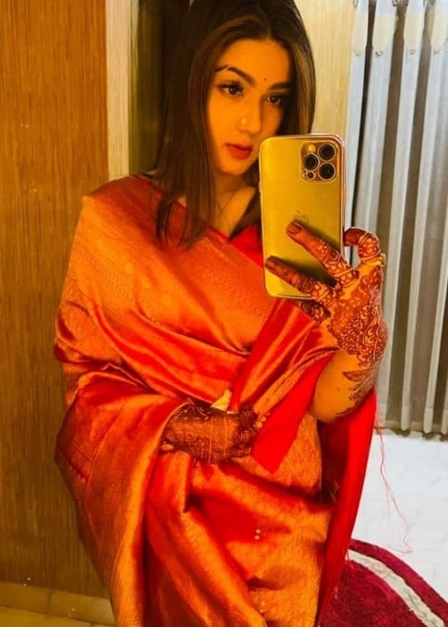 Mahiya Mahi as seen while taking a mirror selfie in June 2021