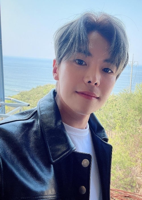 Park Eun-seok as seen while smiling in a selfie in April 2021
