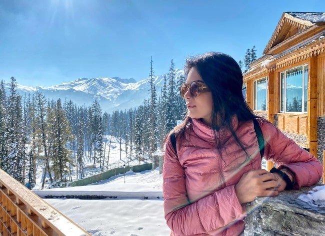 Shweta Agarwal posing for the camera in Jammu and Kashmir in April 2021