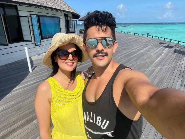Shweta Agarwal smiling in a selfie with Aditya Narayan in Maldives in August 2021